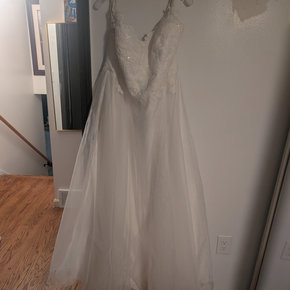 Elegant White Lace Wedding Dress - Picture 4 of 10